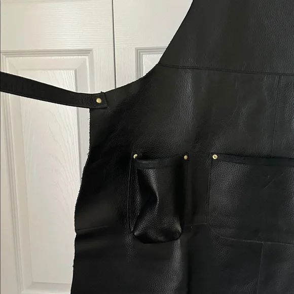 Black leather apron - Picture 2 of 9